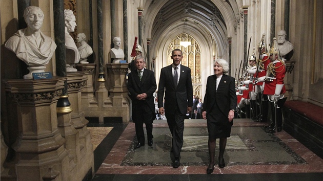 Americký prezident Barack Obama pichází na spolené zasedání britského parlamentu  (25. kvtna 2011)