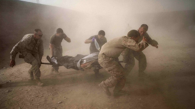 Amerití vojáci v Afghánistánu nesou zranného spolubojovníka