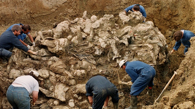 Exhumace obtí masakru u Srebrenice v roce 1996