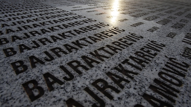 Srbové v Srebrenici vyvradili celé rodiny (27. kvtna 2011)