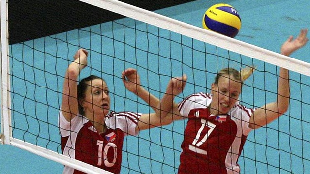 eské volejbalistky árka Kubínová (vlevo) a Ivana Plchotová v kvalifikaním