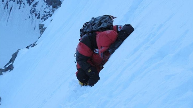 ÚNAVA. Vy�erpaný horolezec Radek Jaro� odpo�ívá.