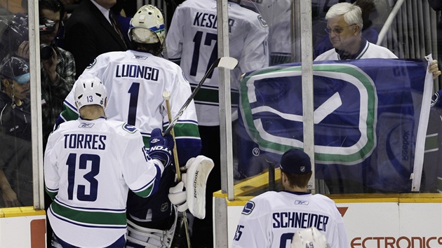 Hokejisté Vancouveru po prohraném duelu na led San Jose.