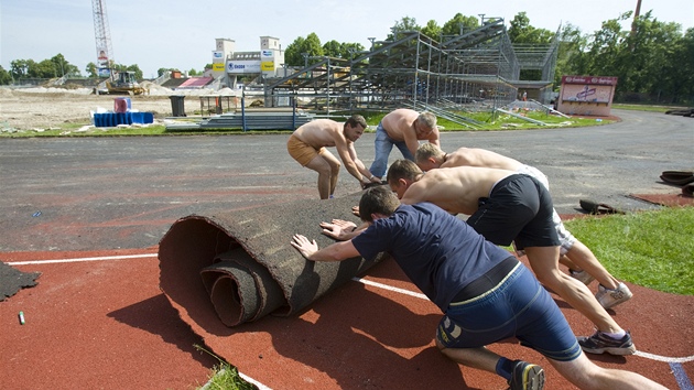 Práce na odstraování tartanu na stadionu ve truncových sadech v Plzni