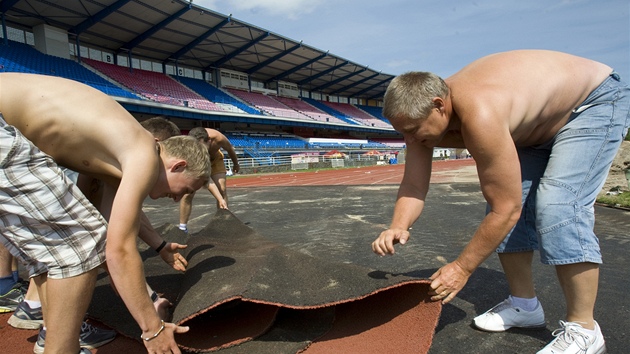 Práce na odstraování tartanu na stadionu ve truncových sadech v Plzni