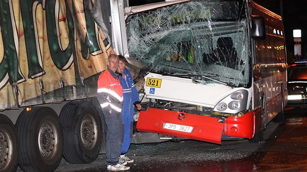 Nehoda autobusu MHD a kamionu v Plzni