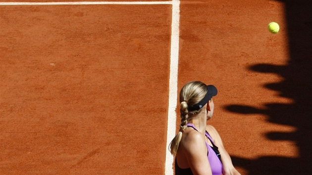 STÍNOHRA. eká tenistka Lucie afáová odpaluje míek na Roland Garros. Stíny divák vytvoily zajímavý obraz.