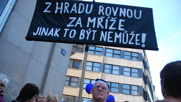 Mu demonstrujc v masce prezidenta na Vclavskm nmst v Praze (21. 5. 2011)