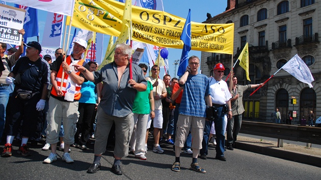 Pochod demonstrant zablokoval magistrálu v Praze (21. 5. 2011).