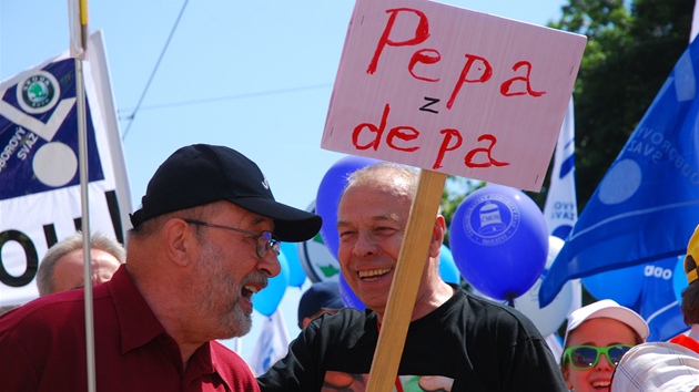 Odborový pedák Jaroslav Zavadil na demonstraci proti vlád v Praze (21. 5. 2011).