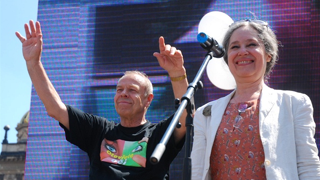 Jaroslav Zavadil a Táa Fierová na hlavním pódiu na Václavském námstí v Praze (21. 5. 2011).