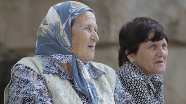 Dv obyvatelky Blehradu ekají ped místním soudem na píjezd Ratko Mladie (27. kvtna 2011)