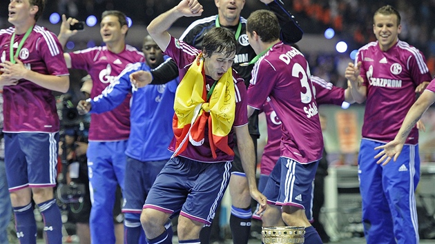 Raúl tancuje kolem vítzné trofeje po triumfu Schalke v Nmeckém poháru