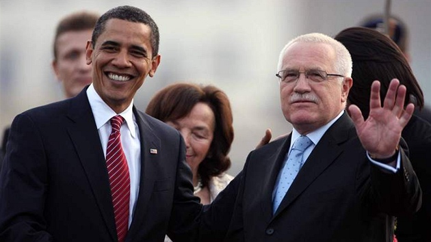 Barack Obama a Václav Klaus pi pivítání amerického prezidenta na letiti v Ruzyni