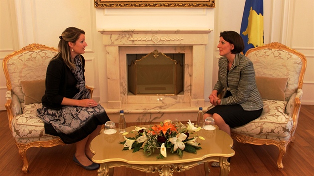 Kosovská prezidentka Atifete Jahjagová (vpravo) s autorkou rozhovoru Stanislavou Boanovou
