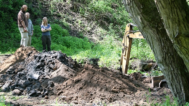 Do Dobronína se vrátili archeologové, hledají dalí poválený hrob.