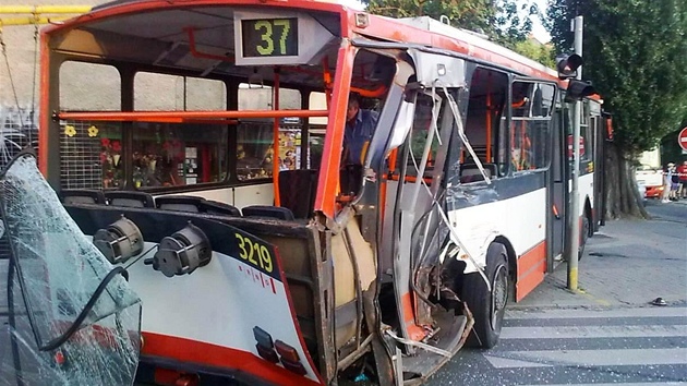 23. května 2011 v 19:17 se na křižovatce ulic Provazníkova a Lesnická v Brně srazila tramvaj linky číslo 9 s trolejbusem linky číslo 37.