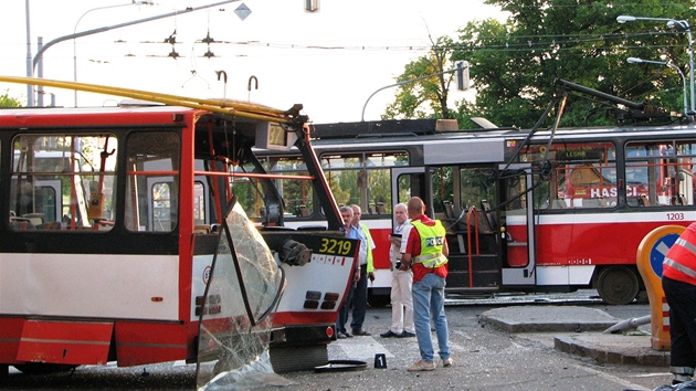 Pi nehod tramvaje a trolejbusu zahynul v kvtnu v Brn 77letý mu. Dalích 13 cestujících bylo zranno.