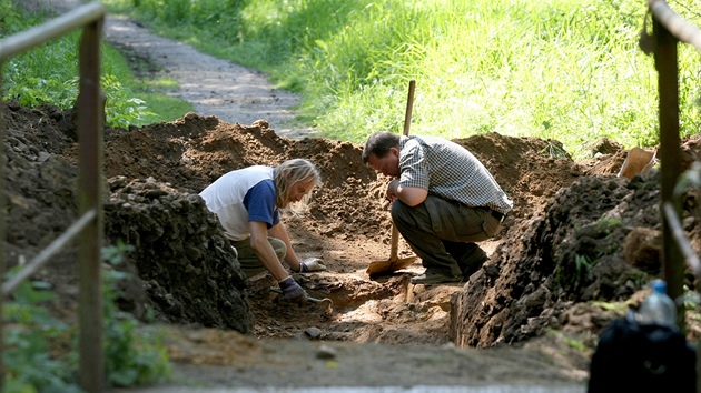 Archeologové a kriminalisté pátrají po levé a pravé stran Zlatého potoka po dalích obtech pováleného násilí v Dobronín v lokalit U Viaduktu.