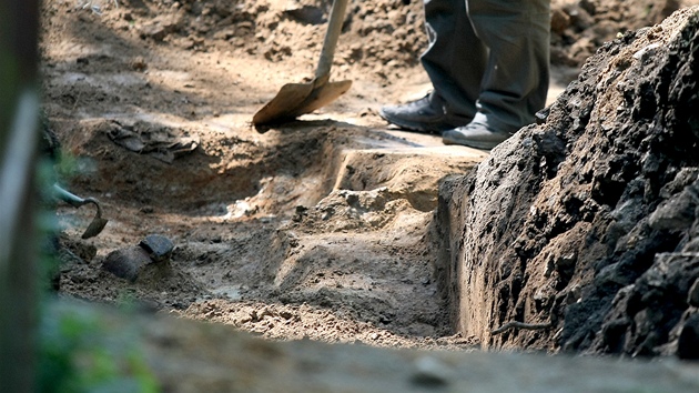 Archeologové a kriminalisté pátrají po levé a pravé stran Zlatého potoka po dalích obtech pováleného násilí v Dobronín v lokalit U Viaduktu.