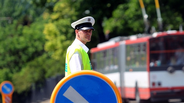 Na míst tragické sráky trolejbusu a tramvaje v Brn ídili policisté dopravu. (24. kvten 2011)