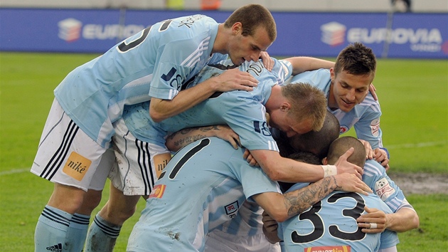 BUDEME MISTI! Hrái Slovanu Bratislava slaví pojiující tetí gól v síti Dubnice, který vstelil Filip ebo (vpravo dole). 