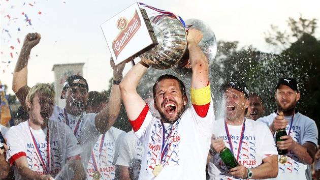 TE SI TO UIJEME! Pavel Horváth zvedá nad hlavu mistrovský pohár a oslavy fotbalist Plzn zaínají.