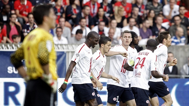 GÓL A TITUL. Hrá�i Lille se radují z branky v zápase proti Paris Saint Germain, ve kterém si zajistili mistrovský titul.
