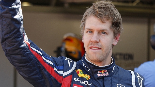 JSEM VÍTZ. Sebastian Vettel z Red Bullu kyne fanoukm po vítzné kvalifikaci na nedlní závod v Monaku. 