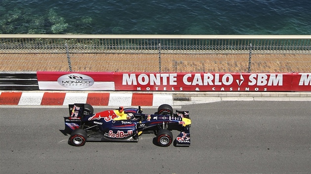 U MOE. Sebastian Vettel s Red Bullem projídí podél pobeí bhem kvalifikace Velké ceny Monaka.
