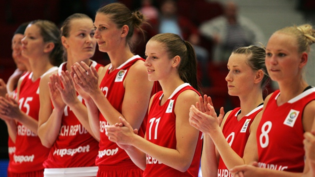 PED ZÁPASEM.eské basketbalistky ekají na zaátek zápasu s Lotyskem.