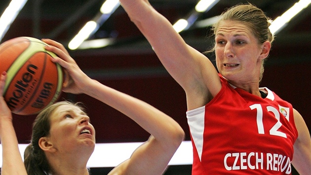 TUDY TO NEP�JDE. Ilona Burgrová se sna�í zblokovat pokus Loty�ky Tamaneové.