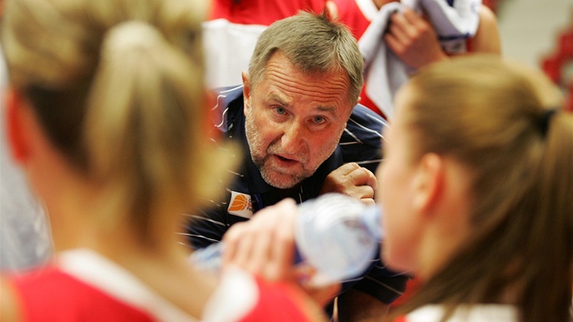 POKYNY. Trenér reprezentace basketbalistek Lubor Bla�ek b�hem zápasu s Loty�skem.