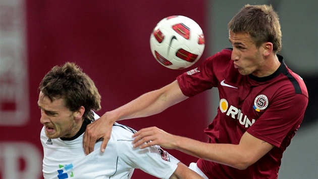 UD�LÁM SI PROSTOR. Tomá� Pekhart ze Sparty se dere k mí�i p�es Jakuba Chlebouna...