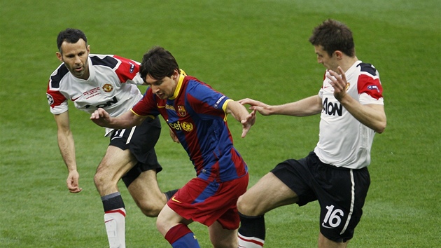 NA TEBE SI DÁME POZOR. Ryan Giggs a Michael Carrick z Manchesteru United zastavují Lionela Messiho z Barcelony.