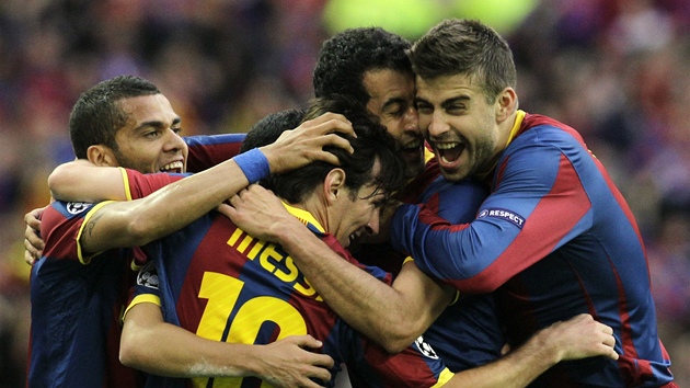 TÝMOVÁ RADOST. Hrá�i Barcelony slaví gól Pedra ve finále Ligy mistr� proti Manchesteru United.