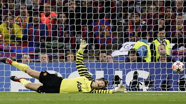 NEASTNÉ LOUENÍ. Branká Manchesteru United Edwin van der Sar chytal ve finále Ligy mistr poslední zápas kariéry, ale nevydail se mu podle pedstav.