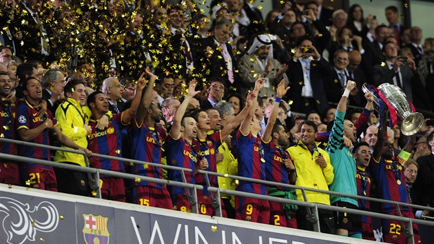 TEN POHÁR JE NÁ�! Hrá�i Barcelony se radují z vít�zství v Lize mistr�.
