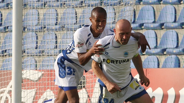 VLEZ MI NA ZÁDA. Jií tajner z Liberce se raduje z jednoho ze svých gól, skáe na nj Theodor Gebre Selassie.