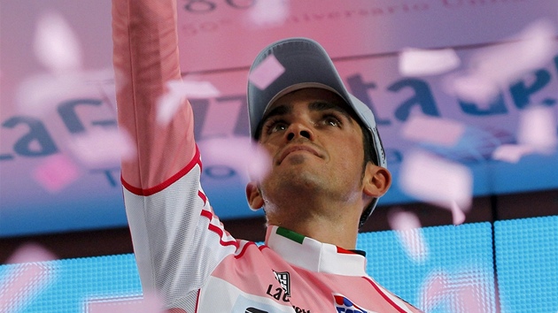 PRO TEBE, XAVI. Alberto Contador vyhrál na Giru horskou �asovku a triumf v�noval zesnulému kamarádovi.