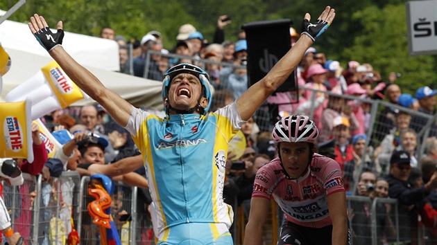 DÍKY, ALBERTO. Ital Paolo Tiralongo vyhrál 19. etapu Gira před lídrem závodu Albertem Contadorem.