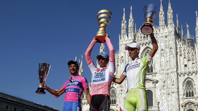 TRIO NEJLEPŠÍCH. Za Contadorem v konečném hodnocení skončil domácí Michele Scarponi (vlevo) a další Ital Vincenzo Nibali.