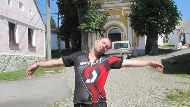 Xavier Baumaxa s pokorou sob� vlastní p�ed kapli�kou v Naho�anech