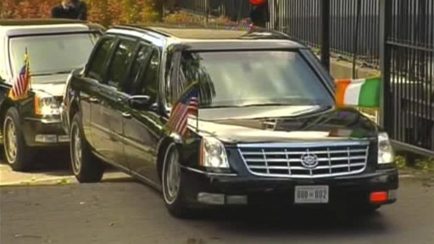 Limuzína amerického prezidenta se zasekla na ramp v brán velvyslanectví USA v Irsku (23. kvtna 2011)