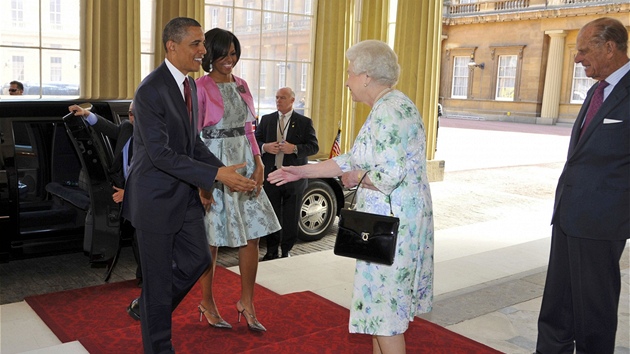 Královna Albta II. a princ Filip vítají prezidenta Baracka Obamu a jeho cho Michelle v Buckinghamském paláci (24. kvtna 2011)