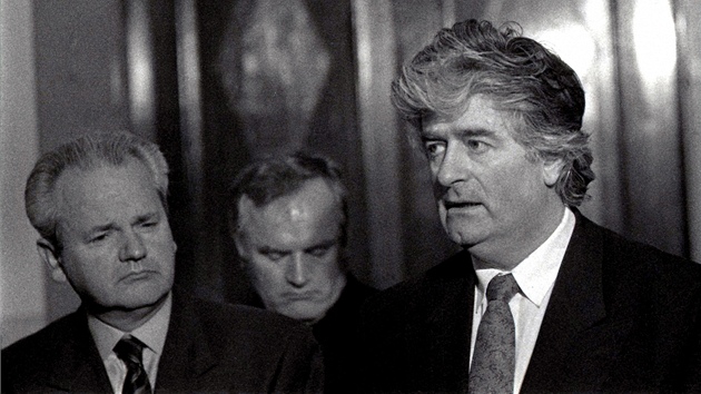Slobodan Miloevi, Ratko Mladi a Radovan Karadi na tiskov konferenci v Blehrad (duben 1994)