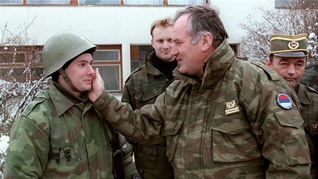 Ratko Mladi hovoí se srbským vojákem v kasárnách Lukavica na pedmstí Sarajeva (15. února 1994)