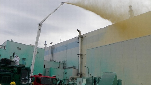 Jadernou elektrárnu Fukuima pokryli umlou pryskyicí, aby se zabránilo, e vítr i dé odnese radioaktivní látky (27. kvtna 2011)