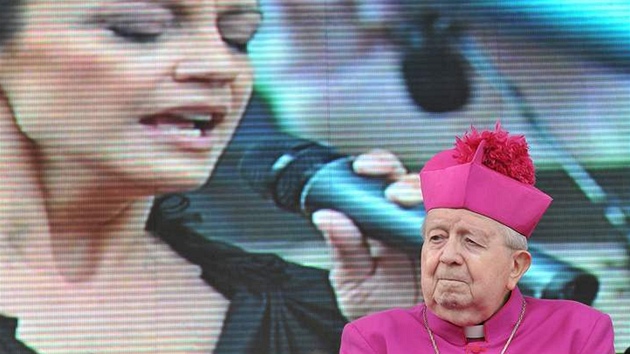 Tisíce v��ících si 1. kv�tna v Hradci Králové p�ipomn�ly 90. narozeniny arcibiskupa Karla Ot�ená�ka. Zazpívala mu i Lucie Bílá.