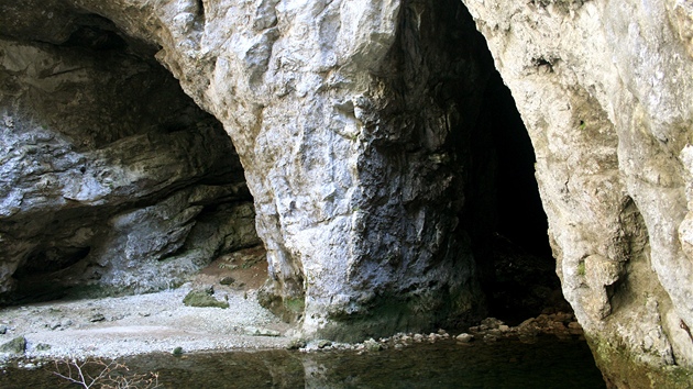 Portály jeskyní na dn propasti pipomínají gotické oblouky.